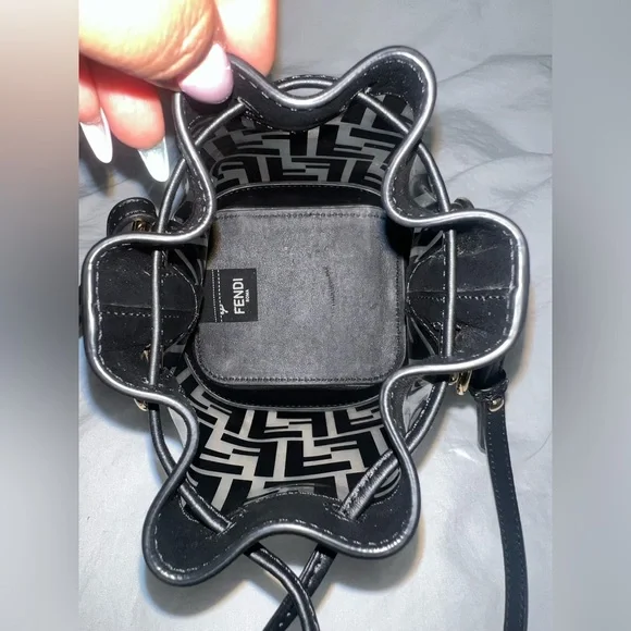 đź‘‘âś…PRICE FIRMâś…AUTHENTIC Fendi Black & Gold Mon Tresor Mini Bucket - Picture 8 of 16
